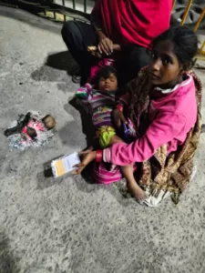 a lady having food packet from food distribution organised by aapke saath foundation