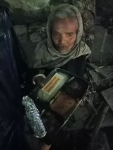 food distribution for small poor old lady in delhi from aapke saath foundation team