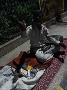 food distribution for small poor old man in delhi from aapke saath foundation team