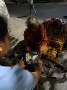 food distribution for small poor old lady in delhi from aapke saath foundation team