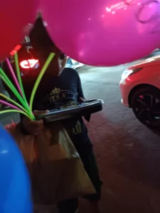 food distribution for a poor baloon seller kid in delhi