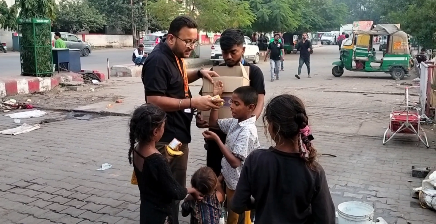 Food distribution for underprivileged kids by Aapke Saath Foundation volunteers.