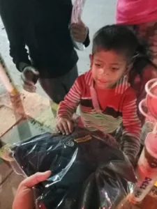 cloths distribution for homeless kids by volunteer of aapke saath foundation