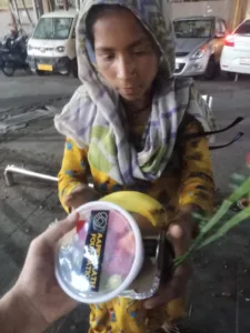 fruits distribution to a little working girl by aapke saath foundation