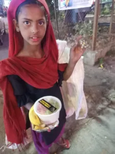 fruits distribution to a little working girl by aapke saath foundation