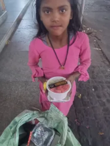 fruits distribution to a little working girl by aapke saath foundation