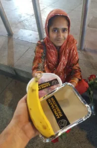 fruits distribution to a little working girl by aapke saath foundation