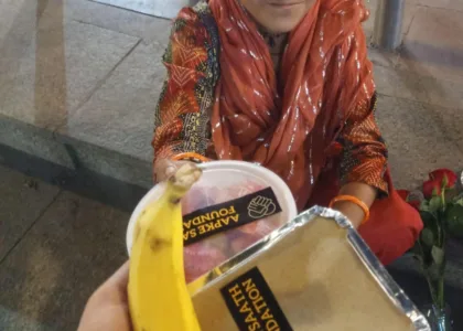 fruits distribution to a little working girl by aapke saath foundation