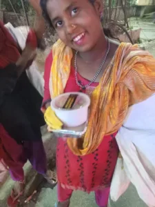 fruits distribution to a little working girl by aapke saath foundation