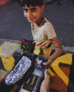 a boys having food from food distribtuion organised by aapke saath founadtion