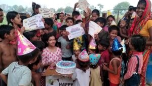 distribution of food and cake done by aapke saath foundation and their volunteer